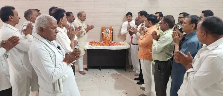 भगवान विष्णु जी के छठे अवतार भगवान परशुराम जी का जन्मोत्सव पूर्व विधायक आनन्द कौशिक के कार्यालय पर श्रद्धा के साथ मनाया गया