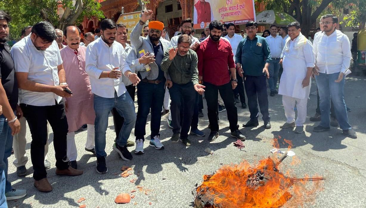 राणा सांगा पर अमर्यादित टिप्पणी से नाराज शेखावत क्षत्रिय समाज ने सपा सांसद का फूंका पुतला, उपराष्ट्रपति के नाम उपायुक्त को सौंपा ज्ञापन