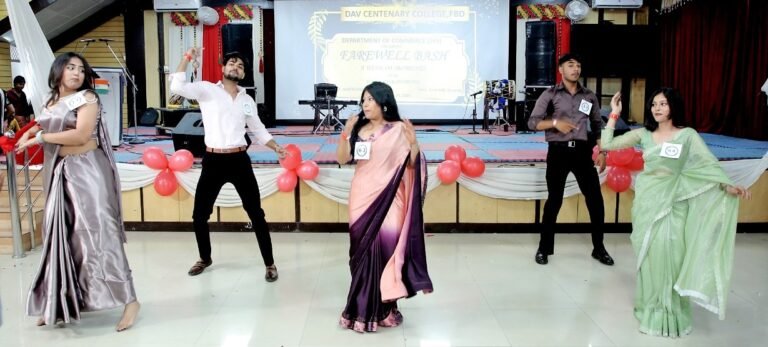 शताब्दी महाविद्यालय बी.कॉम एसएफएस के छात्रों के निवर्तमान बैच के लिए विदाई पार्टी