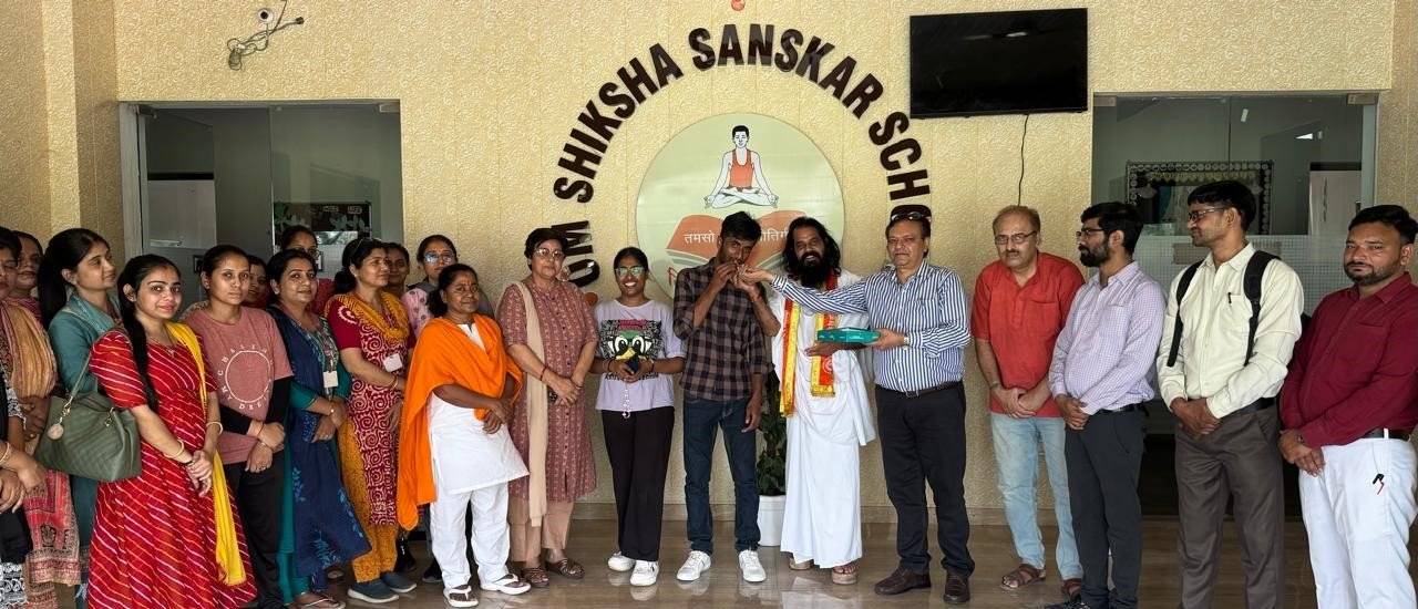 परीक्षा परिणाम देख खिले विद्यार्थियों के चेहरे