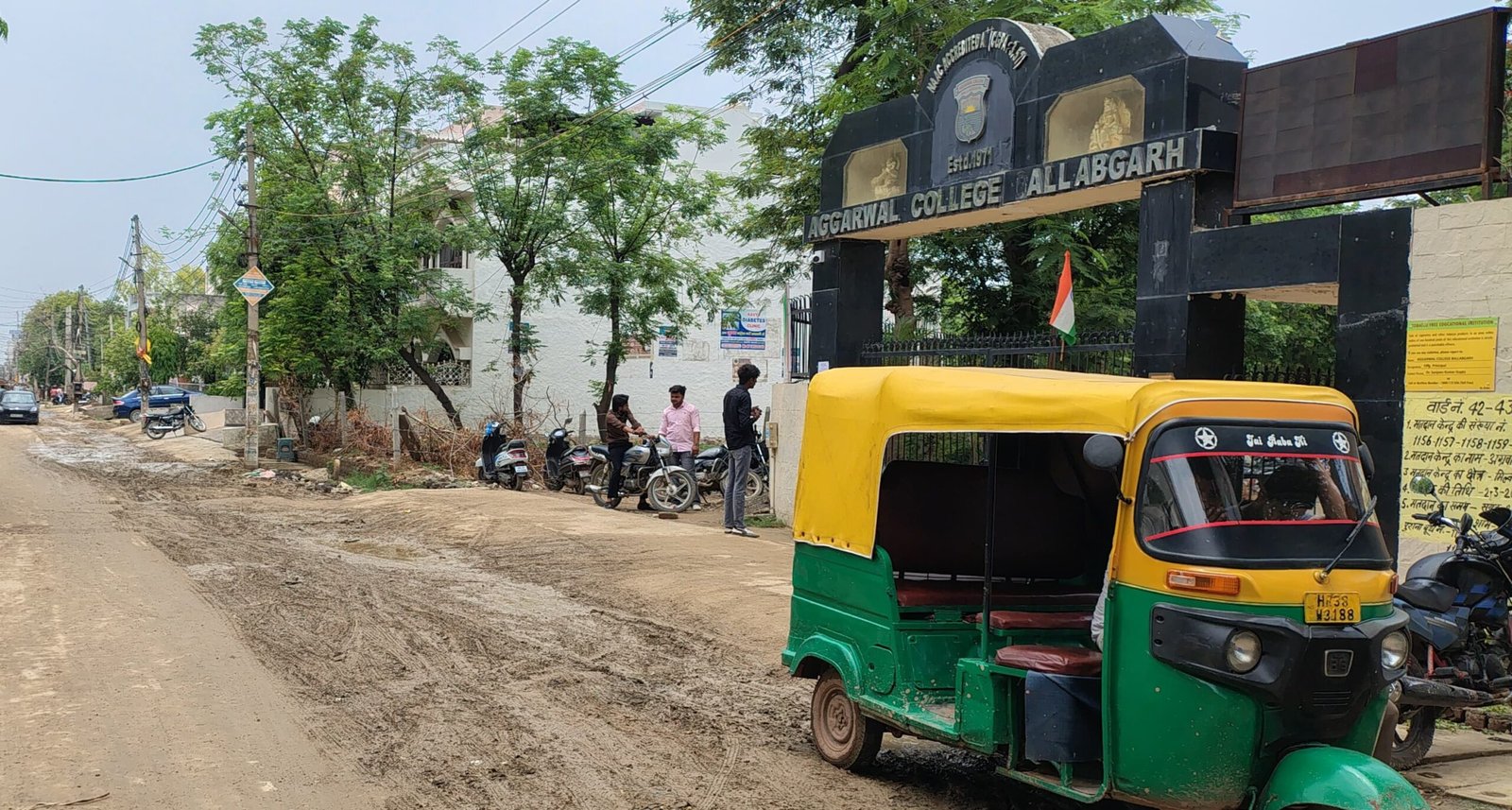 अनेक अनुरोधों के बावजूद भी मिल्क प्लांट रोड की स्थिति में सुधार को लेकर प्रशासन की ओर से कोई ठोस कदम नहीं उठाए गए