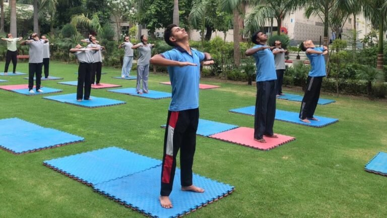 साप्ताहिक योग शिविर का शताब्दी महाविद्यालय में शुभारंभ