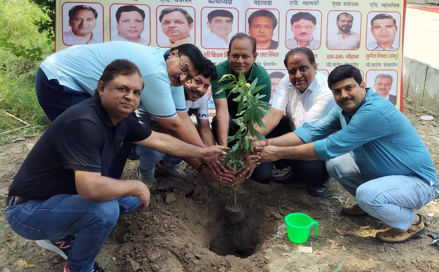  प्रधान मंत्री के जन्मदिवस के अवसर पर जापानी पार्क में लगाए 75 सूरजमुखी पौधे व बच्चों को बांटे फल