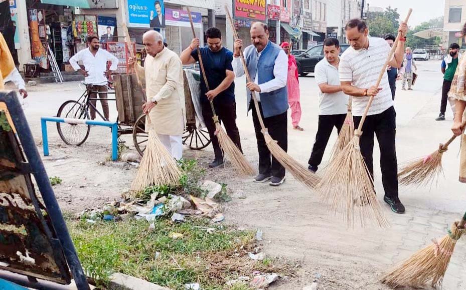 पीएम मोदी के जन्मदिवस पर भाजपा महानगर के जिलाध्यक्ष सोहन पाल सिंह ने चलाया स्वच्छता अभियान