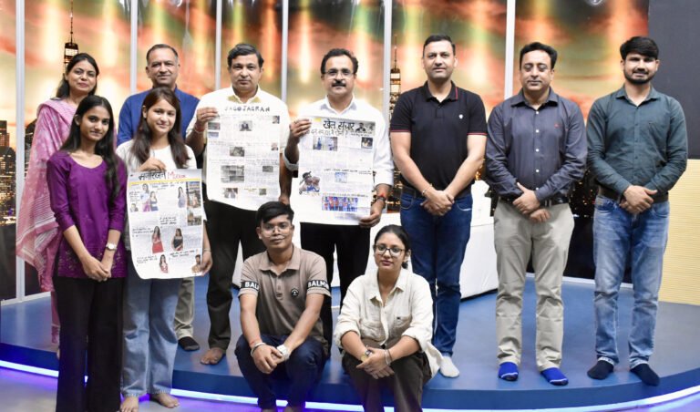 मीडिया विद्यार्थियों द्वारा ‘हस्तनिर्मित वॉल न्यूज़ पेपर’ के नये संस्करण का हुआ विमोचन , समाचार पत्रों से सीखें ‘पेपर’ डिज़ाइनिंग सॉफ्टवेयर संचालन : प्रो.पवन सिंह