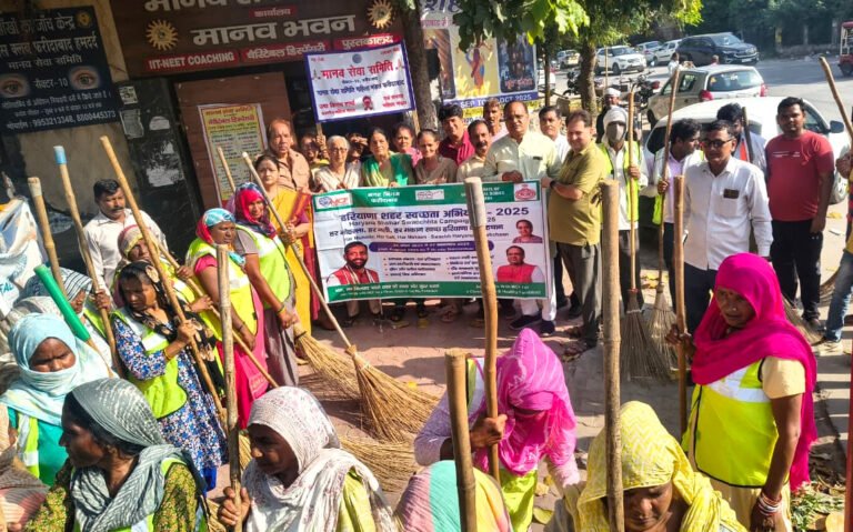 वार्ड नंबर-37 की मार्केट में चलाया मेगा सफाई अभियान,  स्वच्छता के प्रति जागरुक हो दुकानदार : मुकेश अग्रवाल