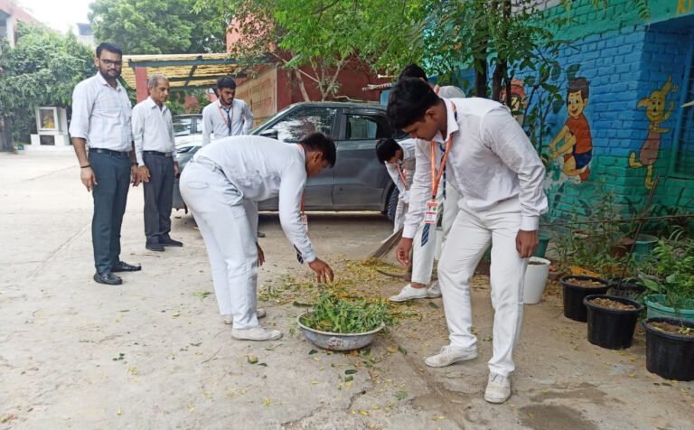 सराय ख्वाजा विद्यालय में प्रधानमंत्री मोदी के जन्मदिवस पर सफाई अभियान का आगाज़
