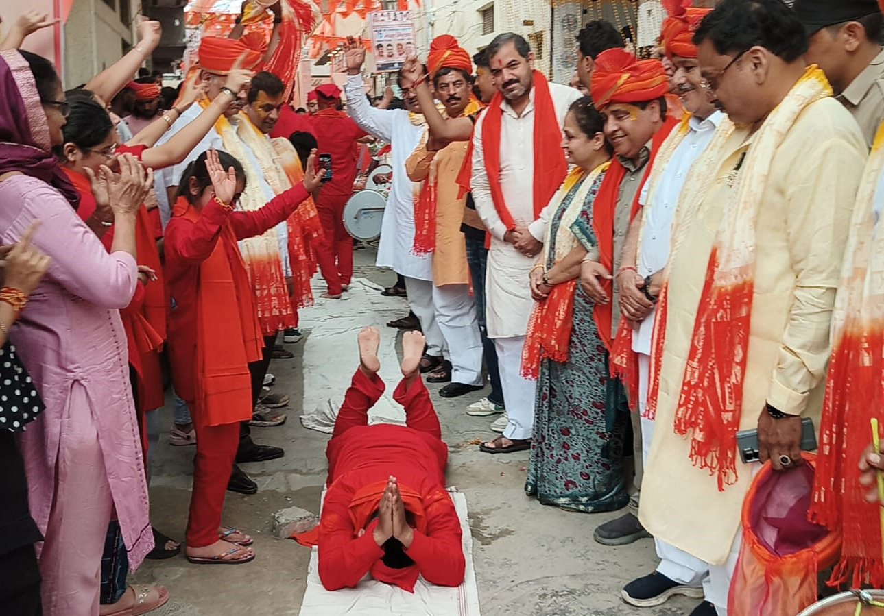 अखिल भारतीय लैय्या बिरादरी एवं पंजाबी समाज ने निकाली डन्डोत परिक्रमा, महापौर प्रवीण जोशी,मुख्यमंत्री के पूर्व राजनैतिक सलाहकार अजय गौड ने की शिरकत