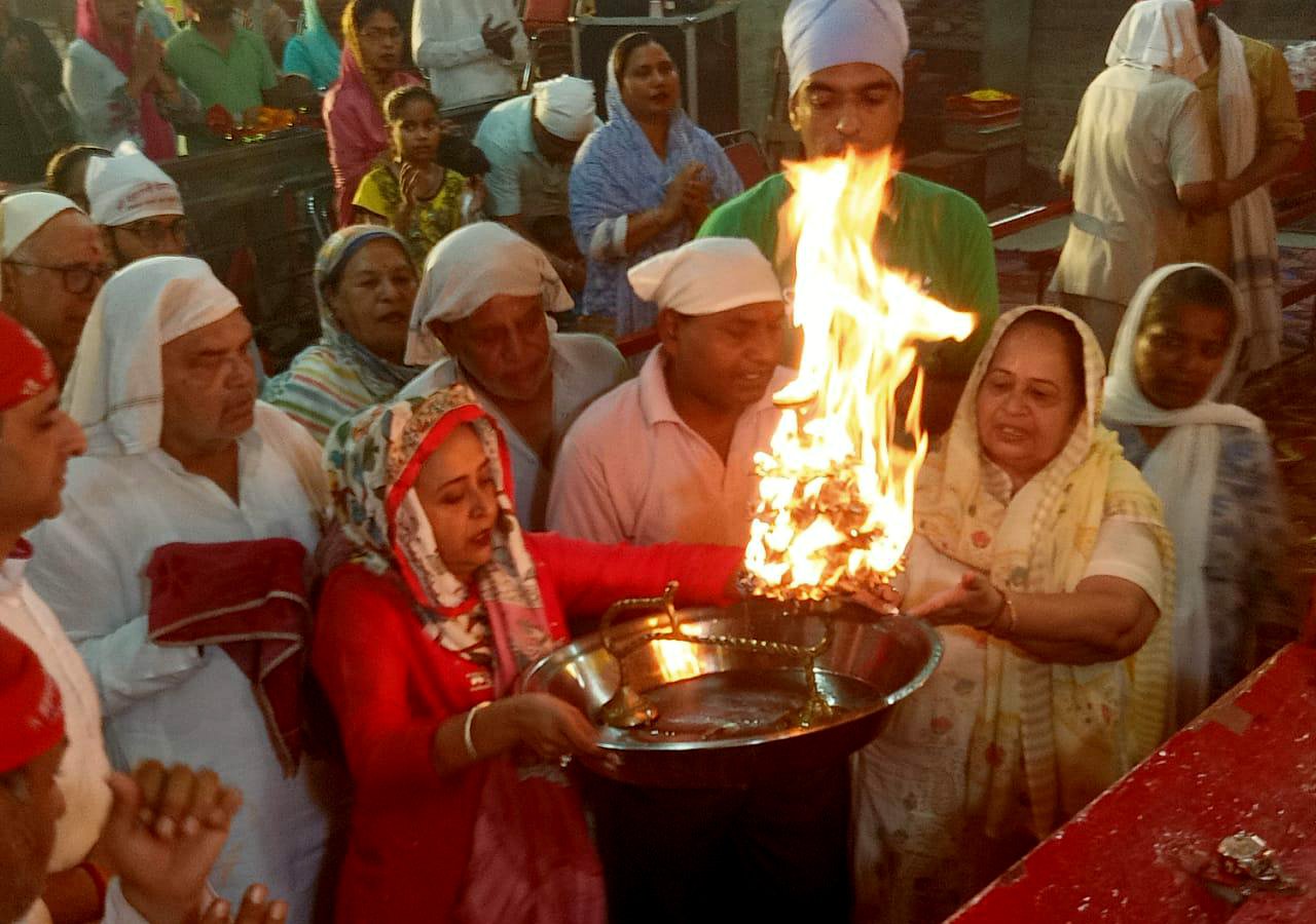 दुर्गा अष्टमी पर श्री वैष्णो देवी मंदिर में हुई माता महागौरी की भव्य पूजा अर्चना, कंजक पूजन भी किया गया