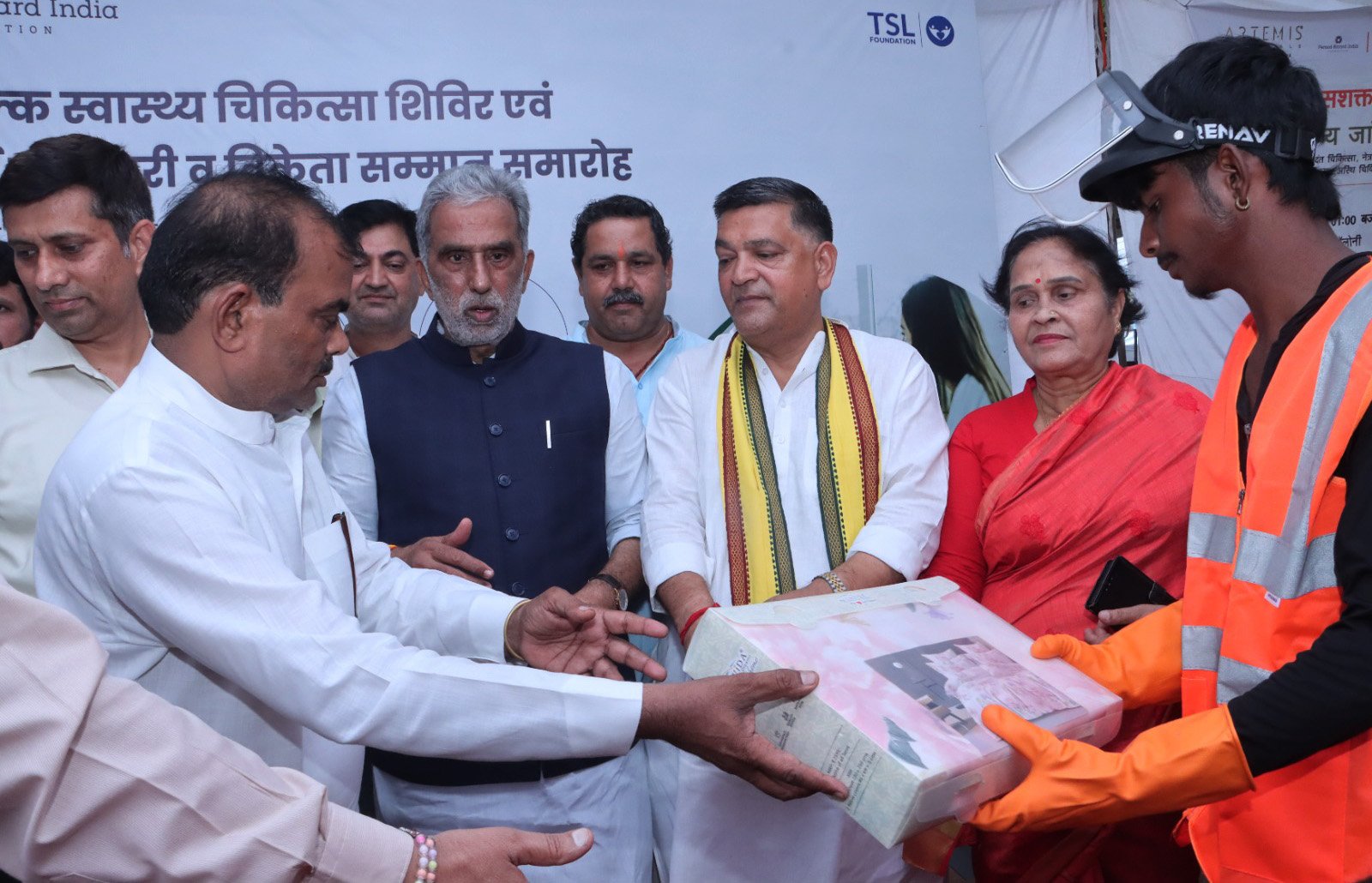 सेवा पखवाड़े में केंद्रीय मंत्री द्वारा डबुआ मंडी के सफाई कर्मचारियों को सम्मानित कर, निशुल्क स्वास्थ्य कैंप का किया शुभारंभ,विधायक सतीश फागना ने की अध्यक्षता