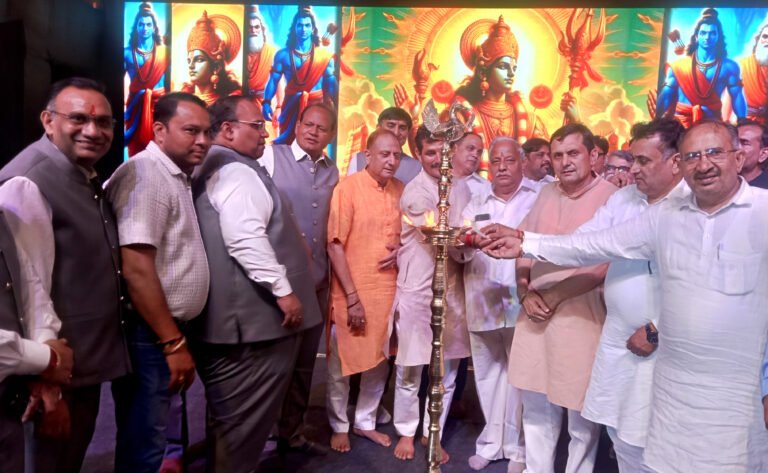 नव श्री केशव रामलीला कमेटी रोहिणी के तीसरे दिन ‘‘सीता स्वयंवर व लक्ष्मण- परशुराम संवाद’’ ने लोगों का मनमोहा