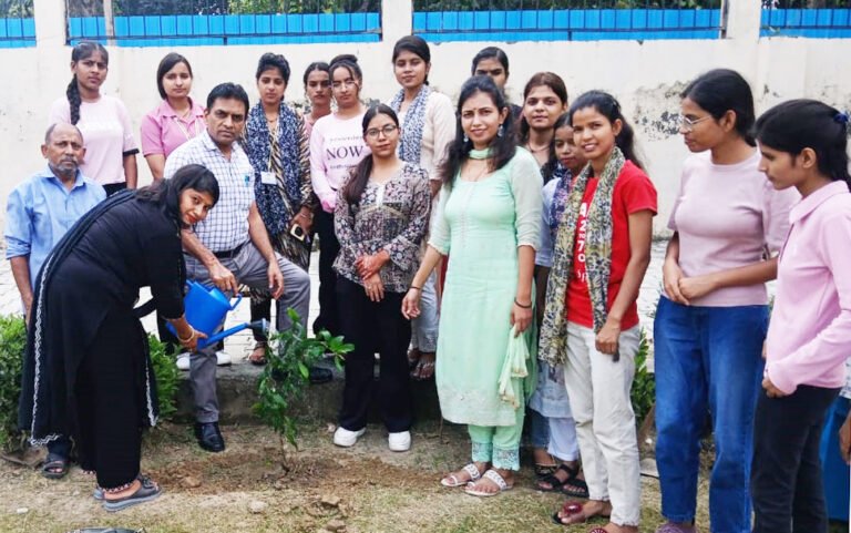 अग्रवाल कॉलेज, बल्लभगढ़ के कॉलेज प्रांगण में वृक्षारोपण अभियान काआयोजन किया गया