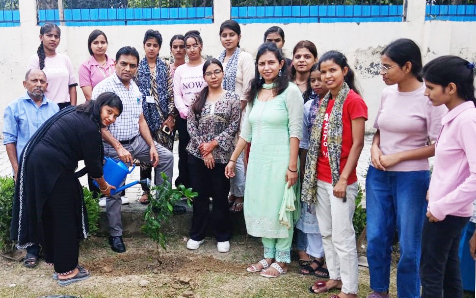 अग्रवाल कॉलेज, बल्लभगढ़ के कॉलेज प्रांगण में वृक्षारोपण अभियान काआयोजन किया गया