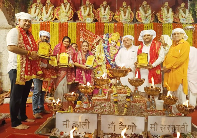 वैष्णो देवी मंदिर में माथा टेकने पहुंची मेयर प्रवीण जोशी, दूसरे नवरात्रि पर हुई मां ब्रह्मचारिणी की भव्य पूजा