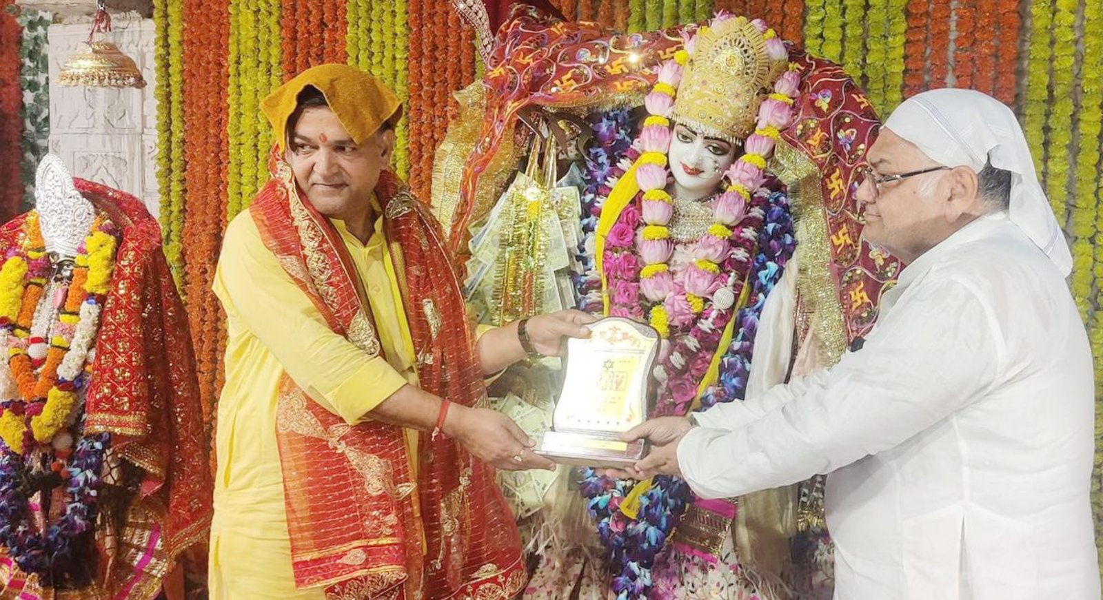 चौथे नवरात्रि पर महारानी वैष्णो देवी मंदिर में हुई माता कुष्मांडा की भव्य पूजा, विधायक सतीश फागना ने टेका माथा