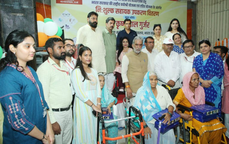 प्रधानमंत्री मोदी के जन्मदिवस पर मंत्री कृष्णपाल गुर्जर ने दिव्यांगों को व्हीलचेयर, कान की मशीन व अन्य उपकरण वितरित किए