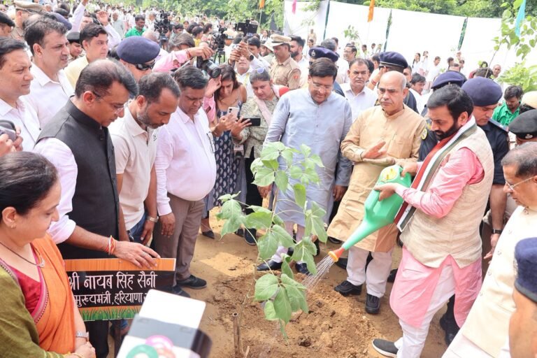 मुख्यमंत्री ने फरीदाबाद में किया पौधारोपण, हरियाणा को हरा-भरा, स्वच्छ और समृद्ध बनाने के लिए सरकार कटिबद्ध : नायब सिंह सैनी