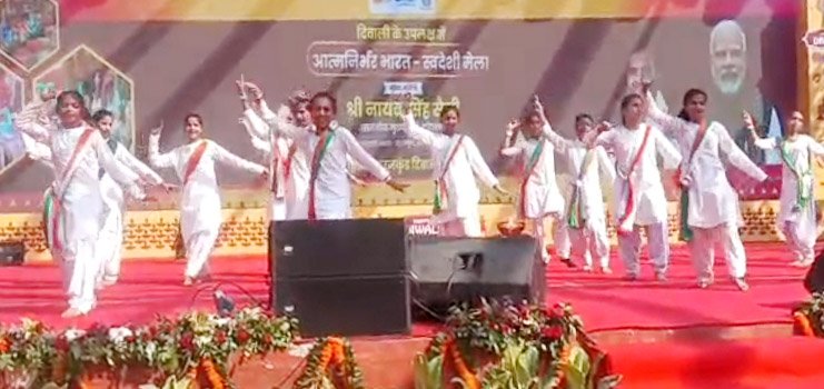 सूरजकुंड दीपावली मेले में राजकीय विद्यालय सराय ख्वाजा का सांस्कृतिक कार्यक्रम