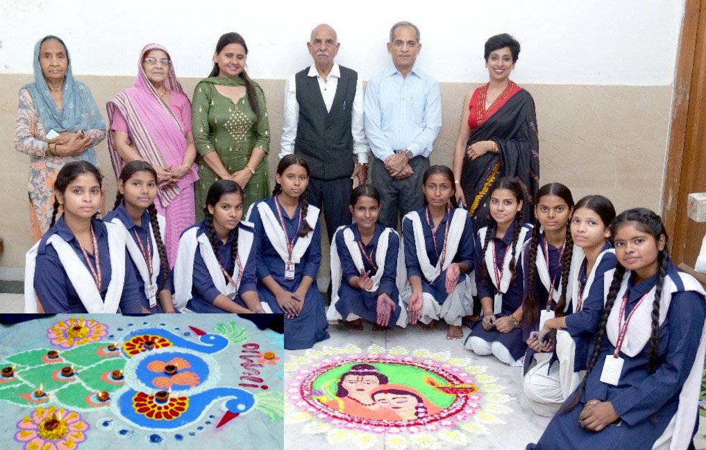 राजकीय विद्यालय के विद्यार्थियों ने प्राचीन सनातन धर्म मंदिर सराय ख्वाजा में हरित और स्वच्छ दीपावली का संदेश देते हुए रंगोलियां सजाई
