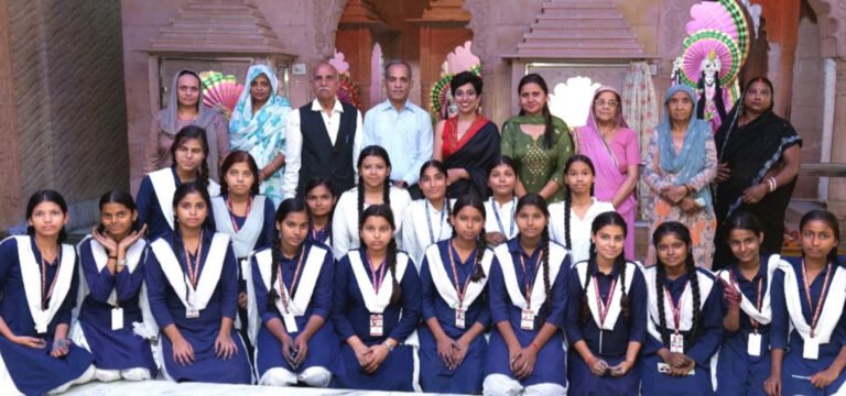 प्रतिभाशाली विद्यार्थियों को मिला सम्मान, सनातन धर्म मंदिर प्रबंधन ने राजकीय विद्यालय सराय ख्वाजा के विद्यार्थियों को किया सम्मानित