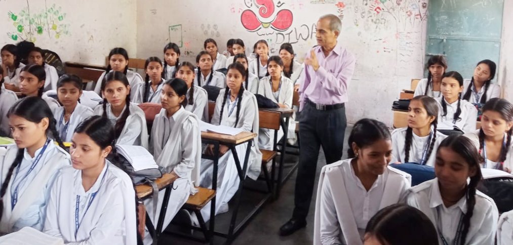 हरियाणा राज्य रेड क्रॉस शाखा के निर्देशानुसार राजकीय विद्यालय सराय ख्वाजा में विद्यार्थियों को सी पी आर देने का प्रशिक्षण दिया