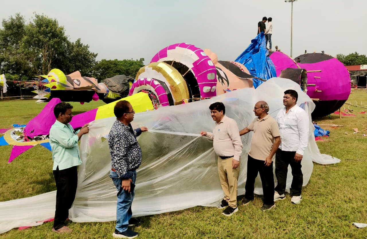 दशहरा मैदान सेक्टर-16 ए में मनाए जाने वाले दशहरा की तैयारियों का आयोजक संस्थाओ के पदाधिकारियों ने लिया जायजा लिया