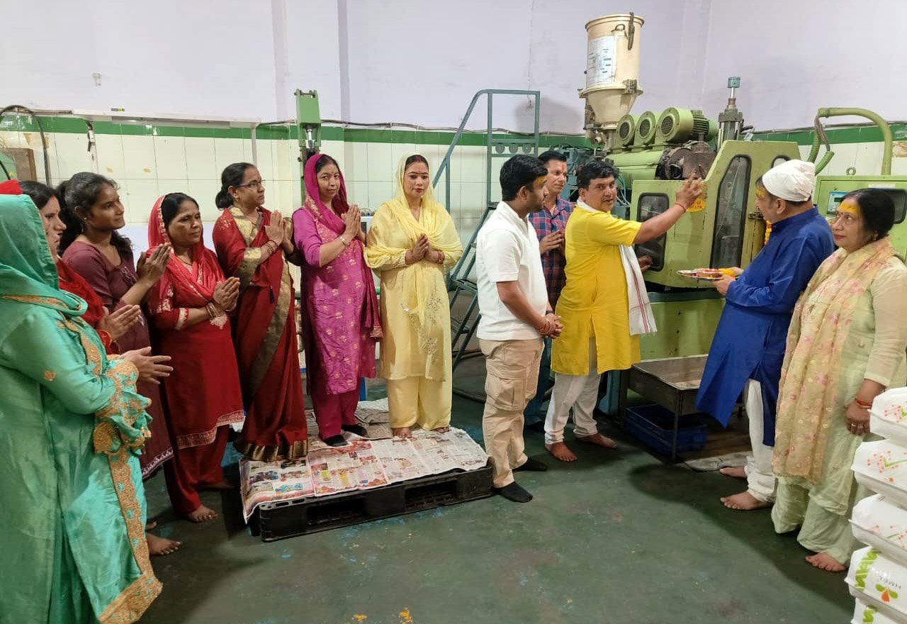विश्वकर्मा दिवस के मौके पर समाजसेवी संदीप वोहरा ने एनएच-5 फ्रूट गार्डन स्थित कंपनी में परिवारएवं स्टॉफ के साथ मिलकर मशीनों और औजारों की पूजा अर्चना की