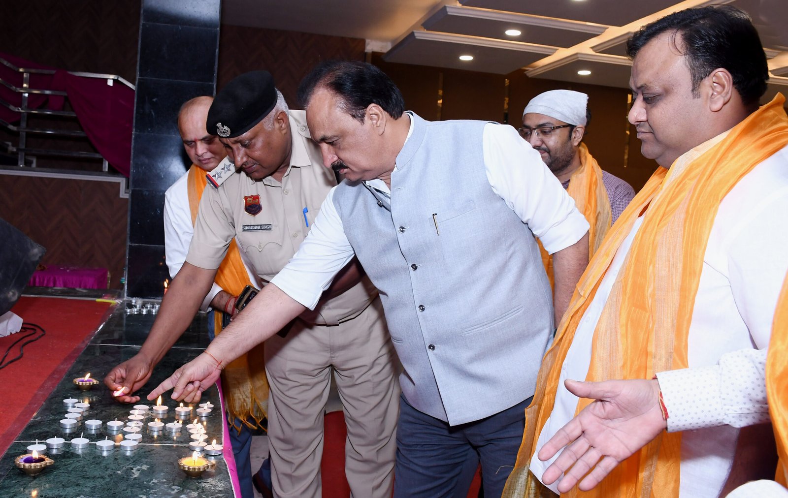 बल्लभगढ़ पत्रकार एसोसिएशन द्वारा आयोजित दिवाली कार्यक्रम में पहुंचे अतिथियों ने दीप जलाकर शहीदों को नमन किया तथा दीपावली की शुभकामनाएं दी