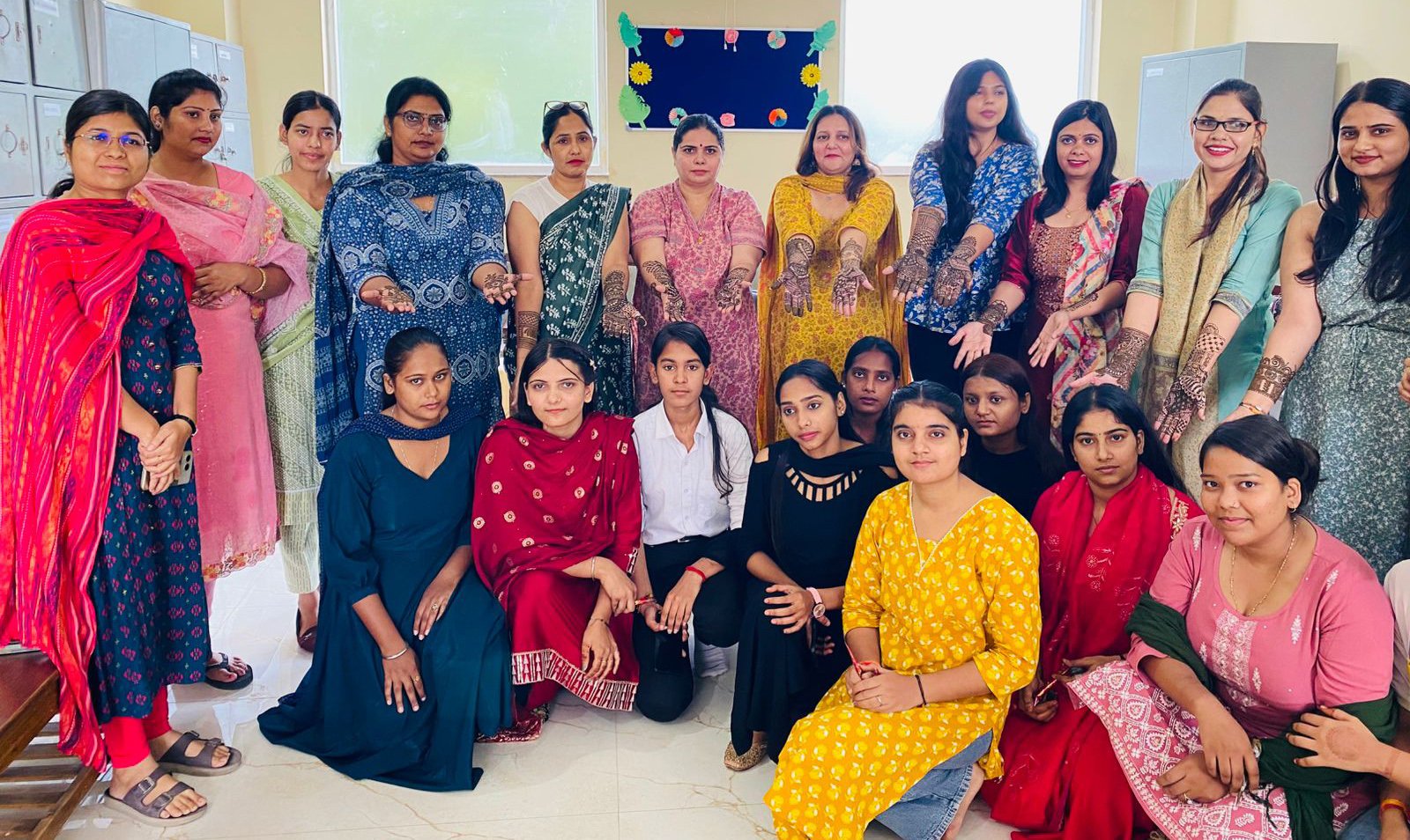 अग्रवाल कॉलेज विंग I के वाणिज्य विभाग ने अंतर-विभागीय मेहंदी प्रतियोगिता का आयोजन किया