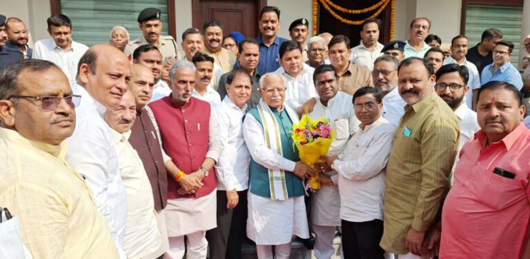 पूर्व कैबिनेट मंत्री पं. मूलचंद शर्मा के निवास पर पहुंचे केंद्रीय मंत्री मनोहर लाल