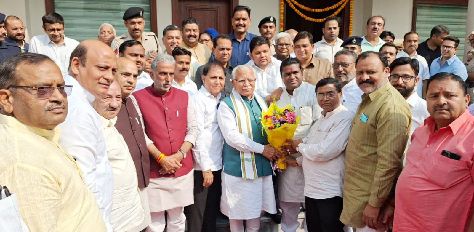 पूर्व कैबिनेट मंत्री पं. मूलचंद शर्मा के निवास पर पहुंचे केंद्रीय मंत्री मनोहर लाल