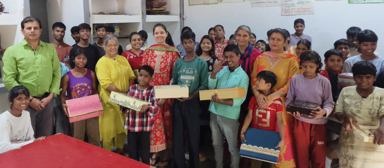 दीपों की रोशनी बेसहारा बच्चों के चेहरों पर भी लाई मुस्कान, डीसी विक्रम सिंह के परिजनों ने बांटी मिठाई व उपहार