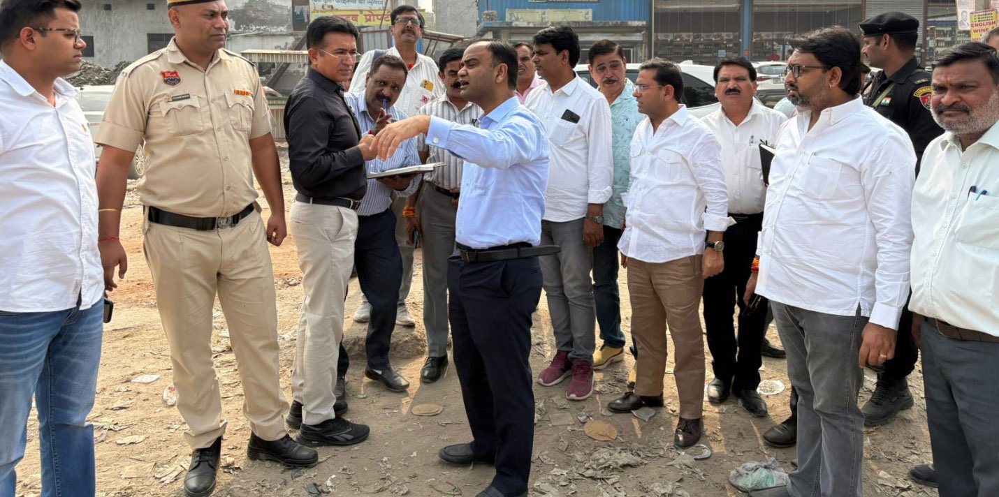 विधानसभा तिगांव के ग्रेटर फरीदाबाद में निगम कमिश्नर ने किया दौरा, अधिकारियों को दिए निर्देश कार्य में न बरती जाए लापरवाही – धीरेंद्र खड़गटा, निगमायुक्त