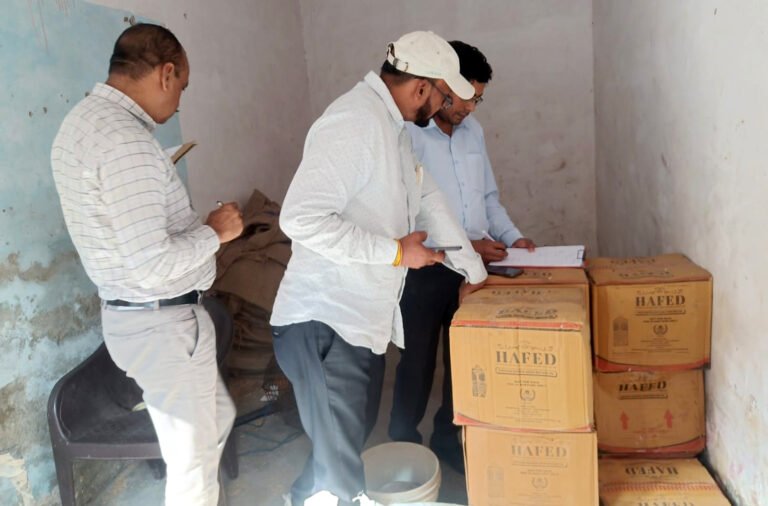 मुख्यमंत्री उडन दस्ता द्वारा जिला फरीदाबाद में राशन डिपो का किया औचक निरीक्षण में कई कमियां पाई गई