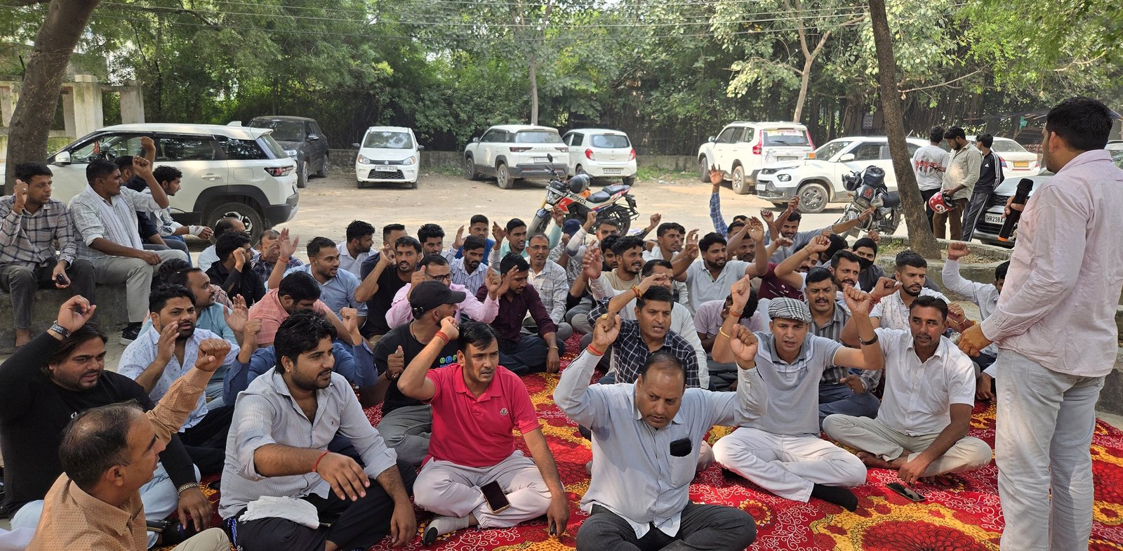 एसडीओ इस्माइलपुर द्वारा अभद्र भाषा का प्रयोग करने पर गुस्साये कर्मचारियों ने लगाए मुर्दाबाद के नारे