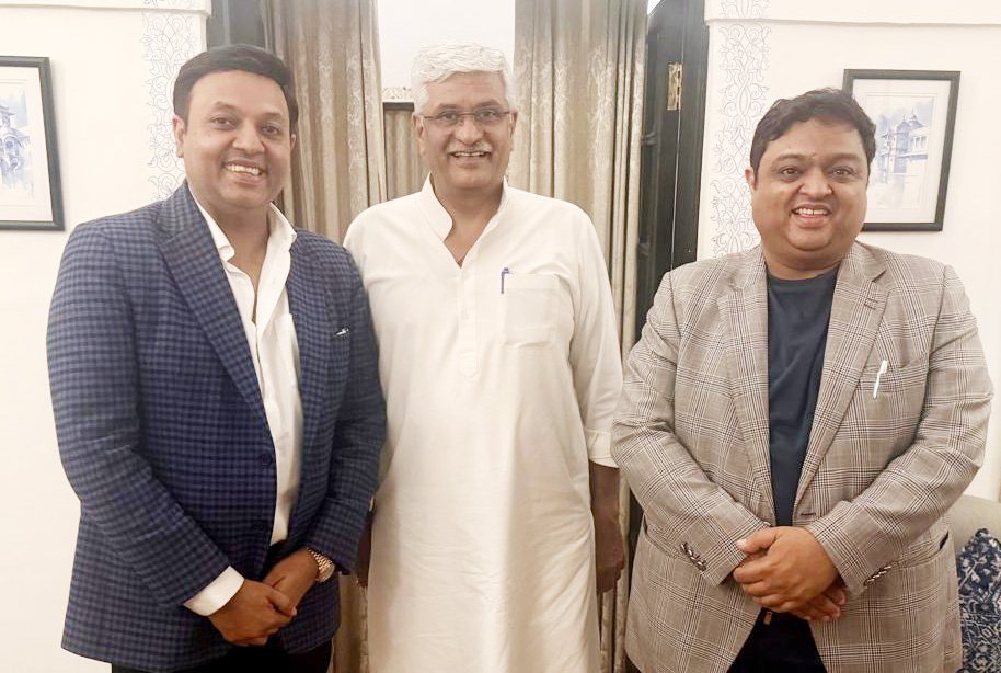 केंद्रीय मंत्री गजेंद्र सिंह शेखावत से मिले अल्फा अभिराशी ग्रुप के डायरेक्टर आशीष जैन व अभिषेक जैन, दीपावली की बधाई दी