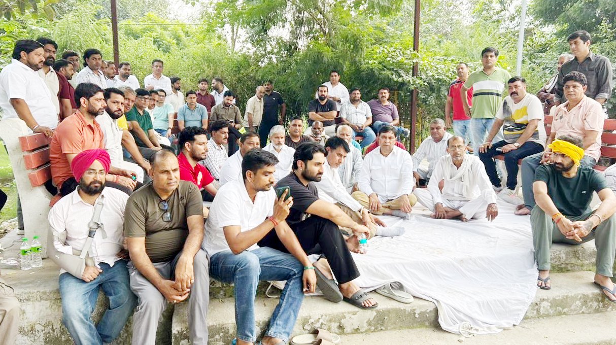 प्रापर्टी डीलर आत्महत्या मामले में गिरफ्तारी न होनेसे नाराज परिजनों ने थाने के समक्ष दिया धरना