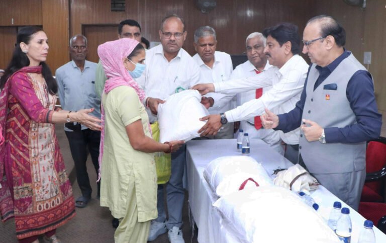 दीपावली पर्व के मौके पर आर्थिक रूप से कमजोर तपेदिक के मरीजो को विशेष पोषाहार वितरण किया गया