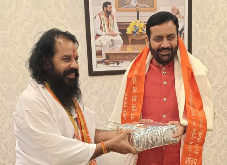 ओ३म् योग संस्थान ट्रस्ट पाली  के वार्षिकोत्सव के लिए मुख्यमंत्री को आमंत्रित करते हुए योगीराज डॅा ओमप्रकाश