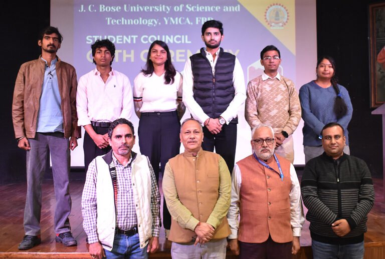 संविधान दिवस पर जे.सी. बोस विश्वविद्यालय की छात्र परिषद के सदस्यों ने शपथ ली