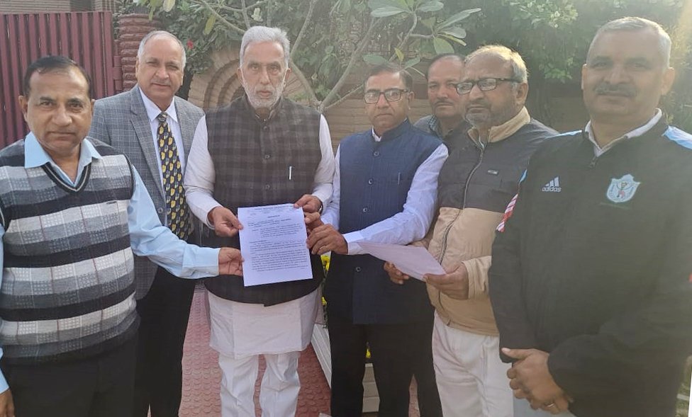 हरियाणा विद्यालय अध्यापक संघ ने आरटीई अधिनियम 2009 में संशोधन हेतु संसद में मुद्दा उठाने के लिए केंद्रीय राज्य मंत्री कृष्ण पाल गुर्जर को ज्ञापन सौंपा