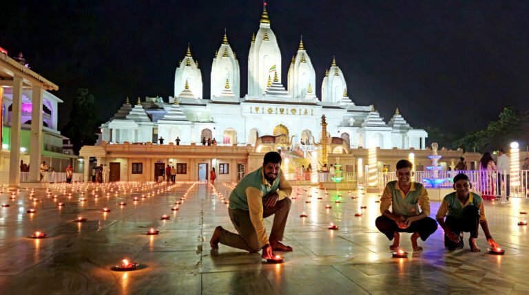 सिद्धदाता आश्रम में देव दीपावली पर जगमगाए 5100 दीपक ,कार्तिक पूर्णिमा के अवसर पर आश्रम परिसर में श्रद्दालुओ ने जलाए मिट्टी के दीपक  