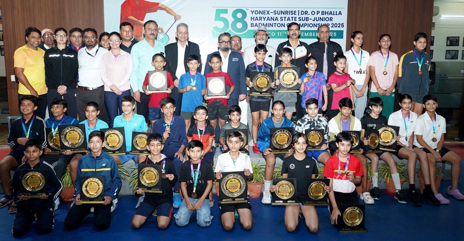 सेक्टर-14 मानव रचना स्कूल में आयोजित स्टेट सब जूनियर बैडमिंटन चैंपियनशिप में जिले के खिलाड़ियों ने ओवर ऑल ट्रॉफी अपने नाम की
