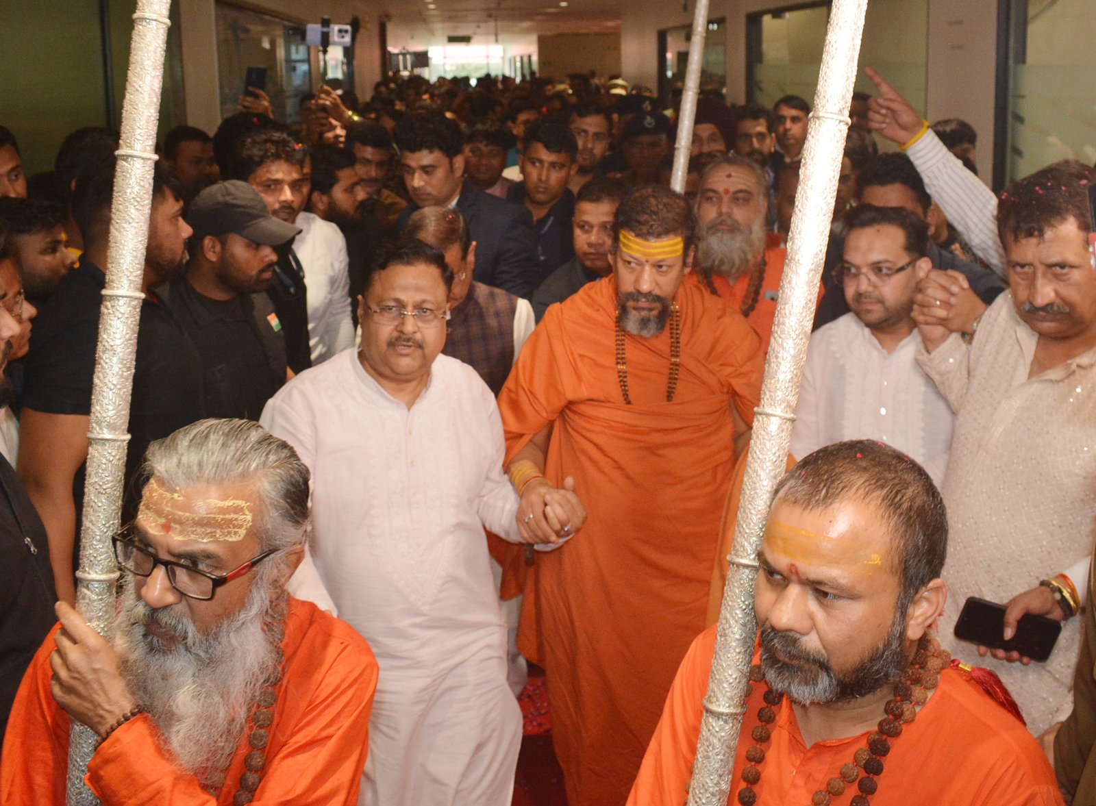 महामंडलेश्वर कैलाशनंद गिरि ने फरीदाबाद के आरपीएस 12th एवेन्यू में की श्रद्धालुओं से भेंट , धर्म और आध्यात्म के गूढ़ रहस्यों से भी अवगत कराया