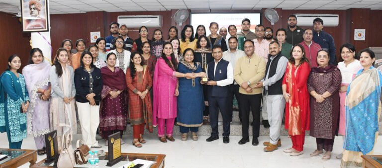 इंटर जोनल यूथ फेस्टिवल के विजेताओं काअग्रवाल महाविद्यालय में ढोल नगाड़ों से स्वागत