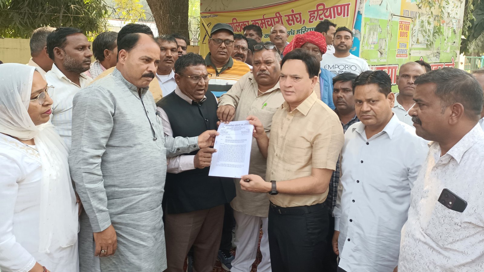 एमडीयू रोहतक की महिला सफाई कर्मचारियों से अभद्रता   मामले में दोषियों पर सख्त कार्रवाई की मांग को लेकर नगरपालिका कर्मचारी संघ ने एसडीएम को ज्ञापन सौपा