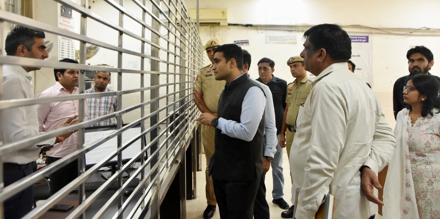 पेपरलेस रजिस्ट्री के पहले दिन व्यवस्था की समीक्षा के लिए डीसी विक्रम सिंह ने किया फरीदाबाद तहसील का निरीक्षण
