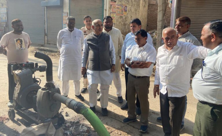 विधायक पं. मूलचंद शर्मा ने मोहना रोड स्थित गुप्ता होटल के पास चल रहे सीवर की सफाई के कार्य का जायजा लिया