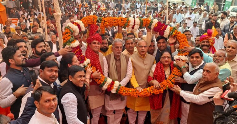 केंद्रीय राज्य मंत्री कृष्णपाल गुर्जर और विधायक पं.मूलचंद शर्मा ने बल्लभगढ़ मार्किट कमेटी के चेयरमैन संजीव बैंसला ,सहित सभी नियुक्त सदस्यों को पदभार ग्रहण कराया