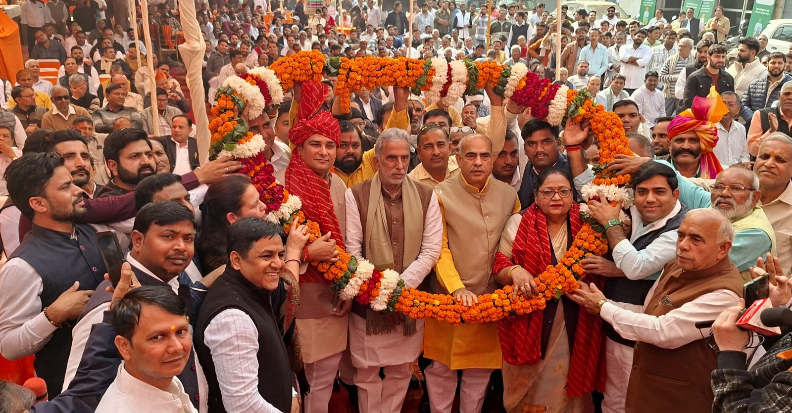 केंद्रीय राज्य मंत्री कृष्णपाल गुर्जर और विधायक पं.मूलचंद शर्मा ने बल्लभगढ़ मार्किट कमेटी के चेयरमैन संजीव बैंसला ,सहित सभी नियुक्त सदस्यों को पदभार ग्रहण कराया